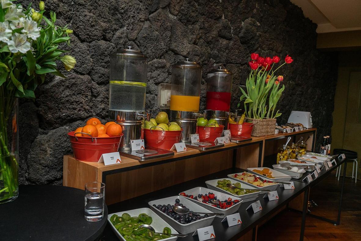 ホテル クンブレス プエルト ヴァラス プエルト・バラス エクステリア 写真 A buffet at a hotel