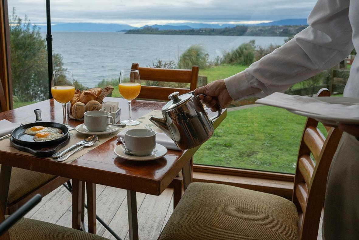 ホテル クンブレス プエルト ヴァラス プエルト・バラス エクステリア 写真 A waiter serving tea at a hotel
