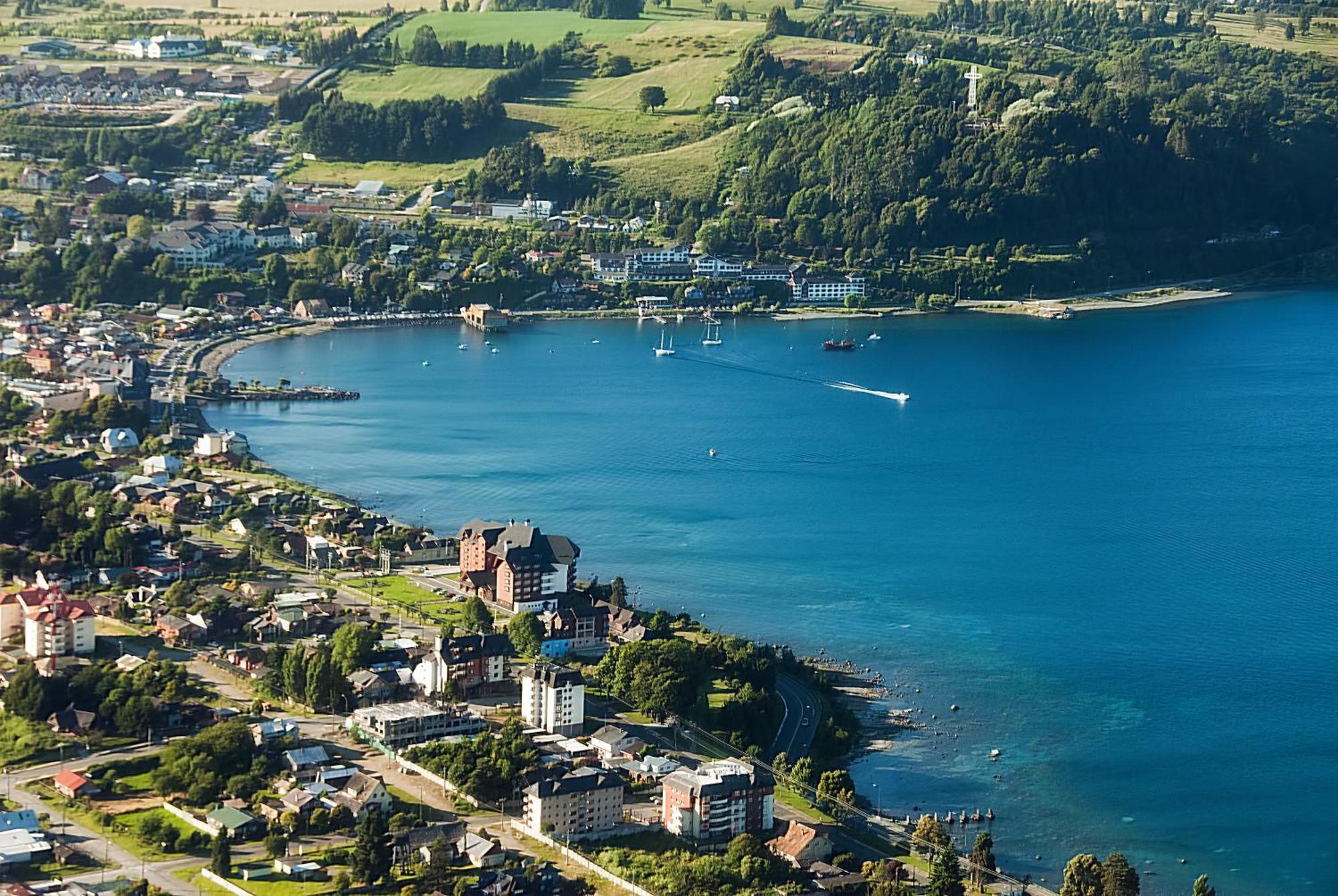 ホテル クンブレス プエルト ヴァラス プエルト・バラス エクステリア 写真 Aerial view of the town