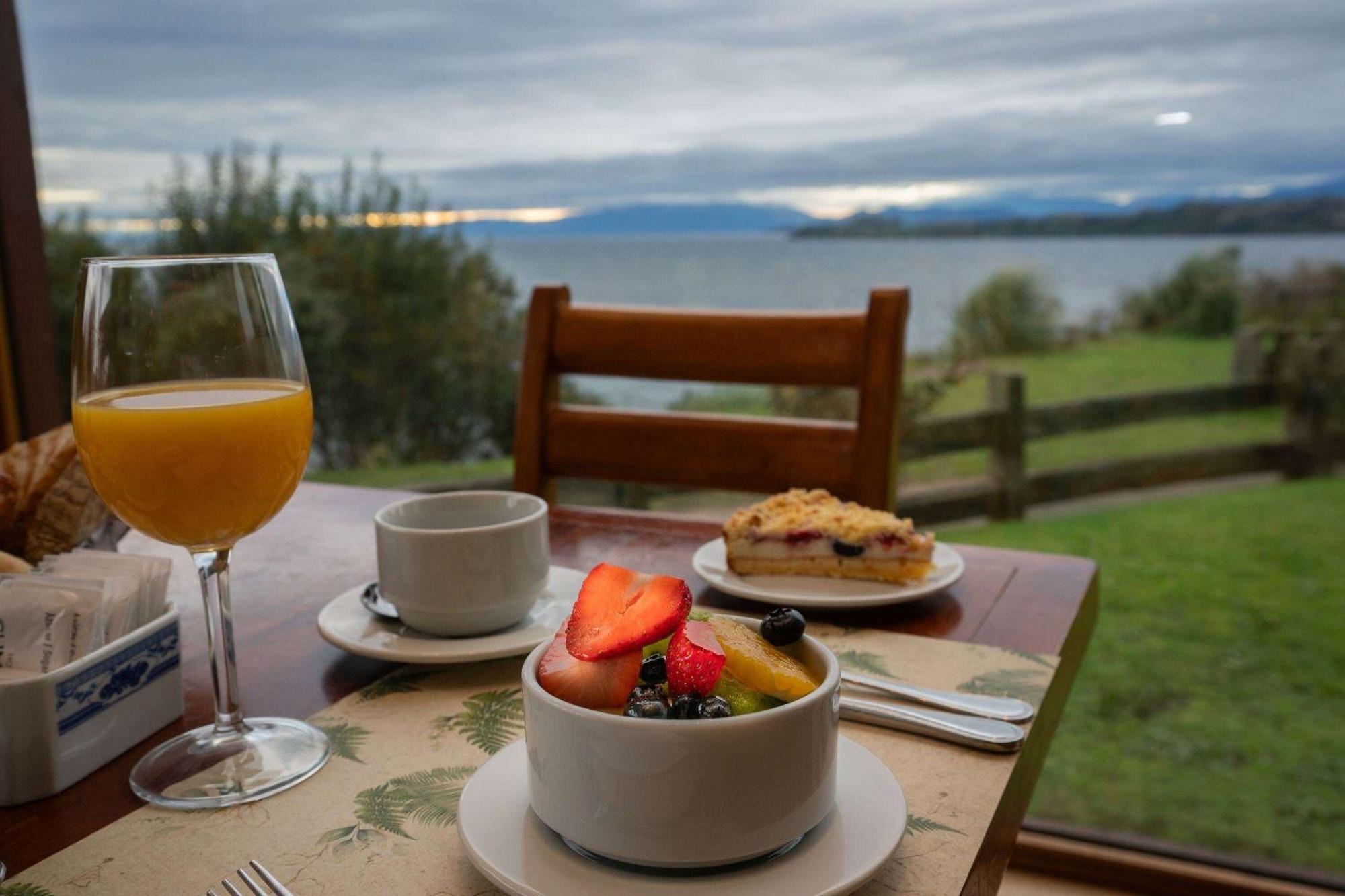 ホテル クンブレス プエルト ヴァラス プエルト・バラス エクステリア 写真 Breakfast at the Lake House