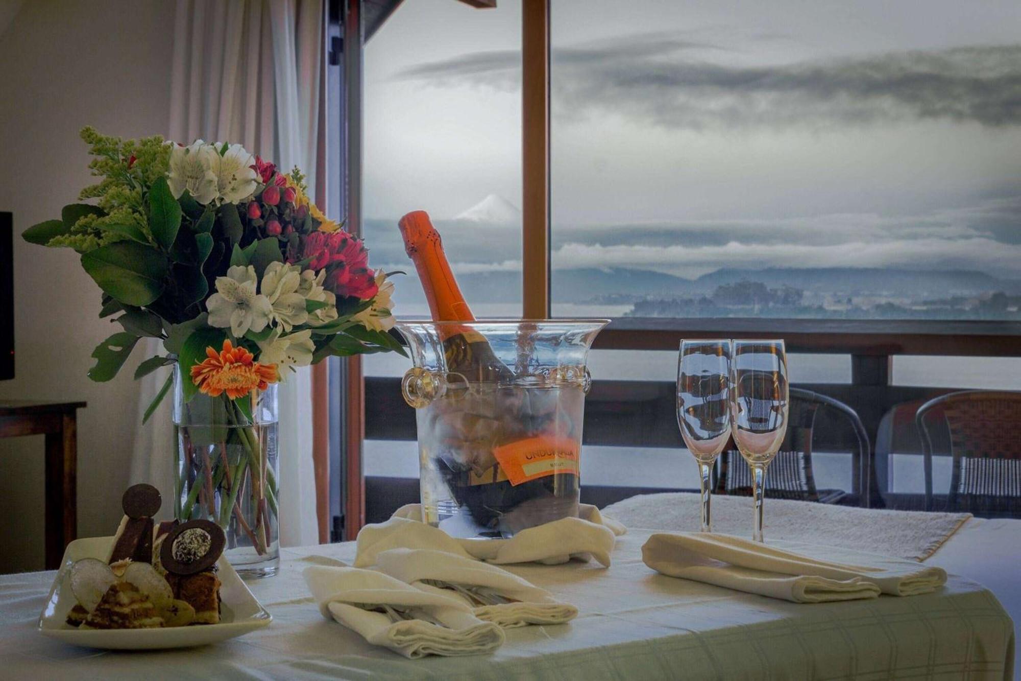 ホテル クンブレス プエルト ヴァラス プエルト・バラス エクステリア 写真 A bottle of champagne in a cooler