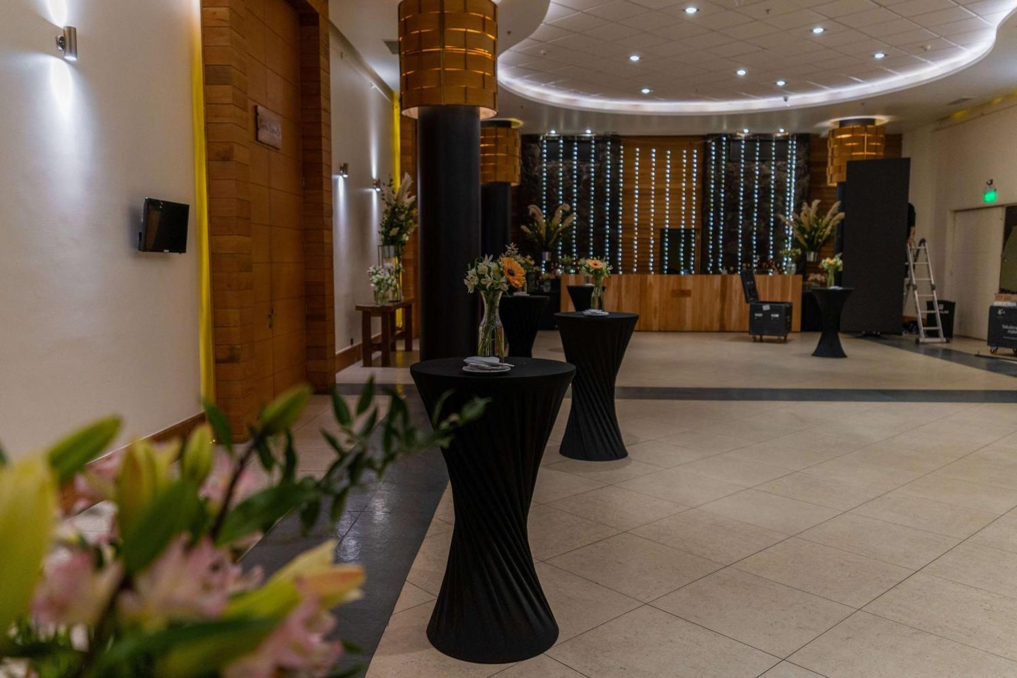 ホテル クンブレス プエルト ヴァラス プエルト・バラス エクステリア 写真 The foyer of the main auditorium